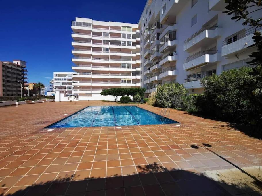 Spacieux Appartement Rose Front Mer Et Piscine Roses Eksteriør bilde