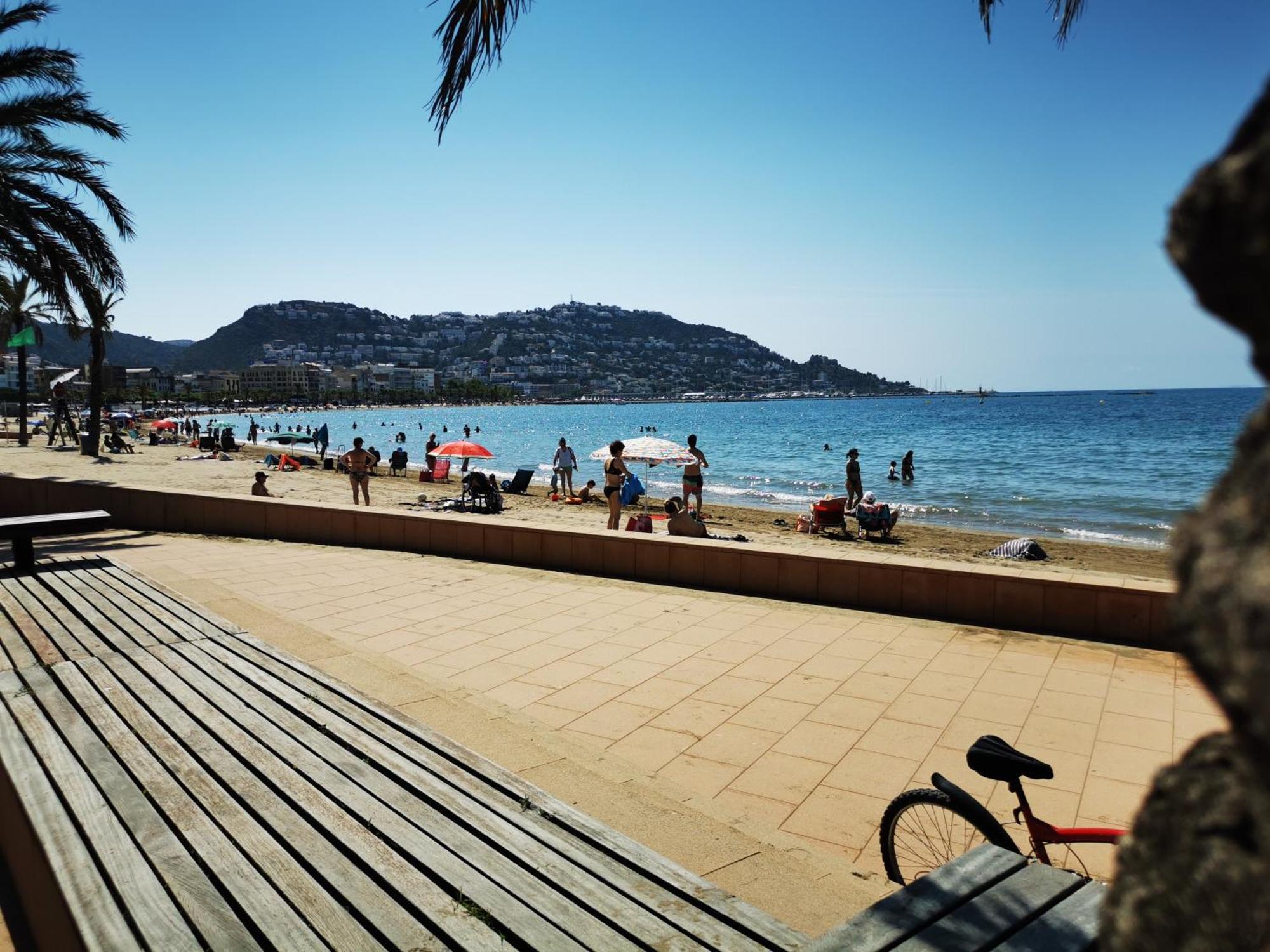 Spacieux Appartement Rose Front Mer Et Piscine Roses Eksteriør bilde