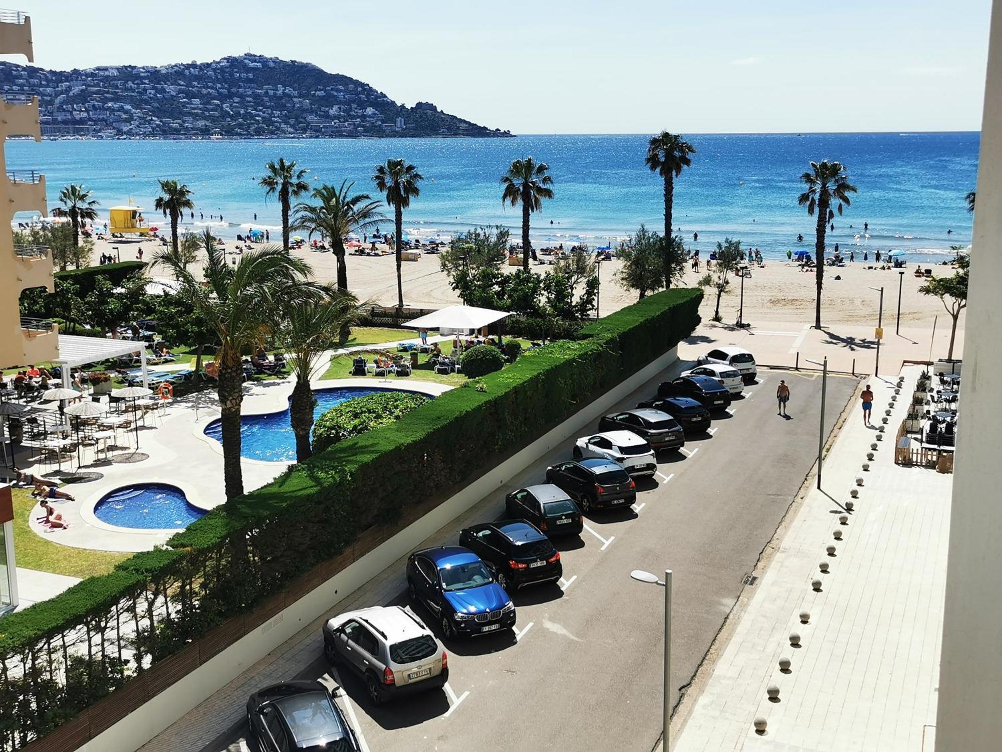Spacieux Appartement Rose Front Mer Et Piscine Roses Eksteriør bilde