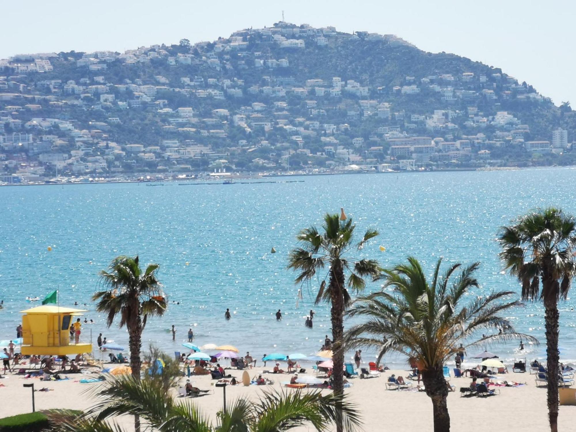 Spacieux Appartement Rose Front Mer Et Piscine Roses Eksteriør bilde
