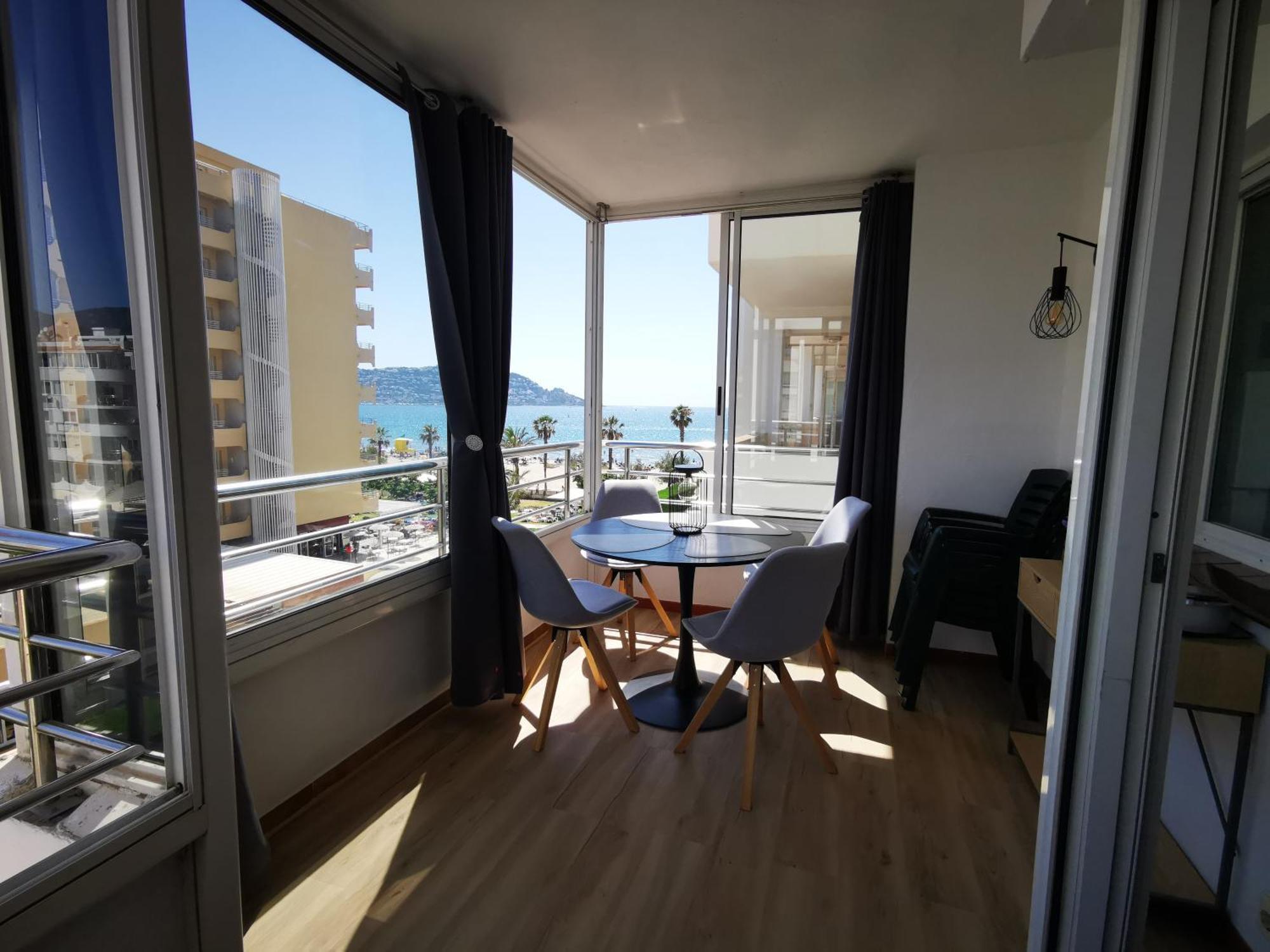 Spacieux Appartement Rose Front Mer Et Piscine Roses Eksteriør bilde