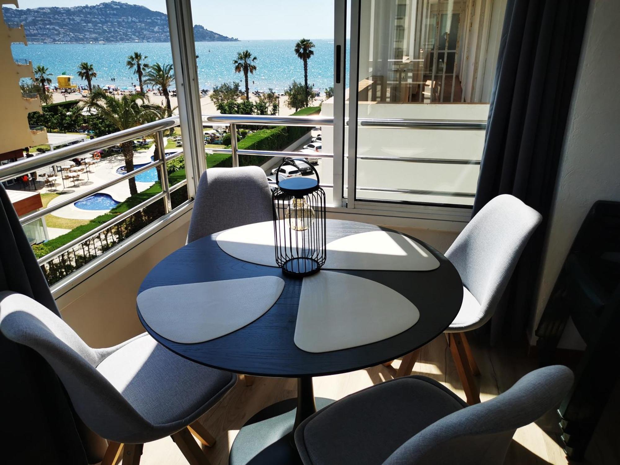 Spacieux Appartement Rose Front Mer Et Piscine Roses Eksteriør bilde