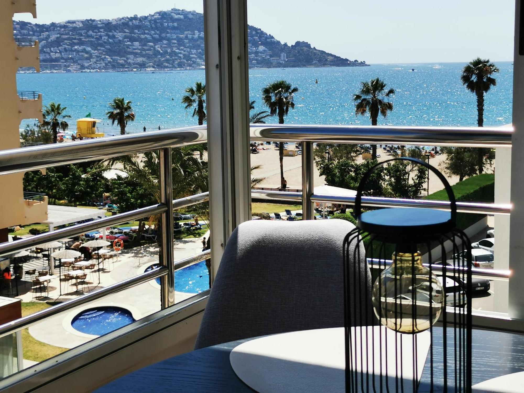 Spacieux Appartement Rose Front Mer Et Piscine Roses Eksteriør bilde